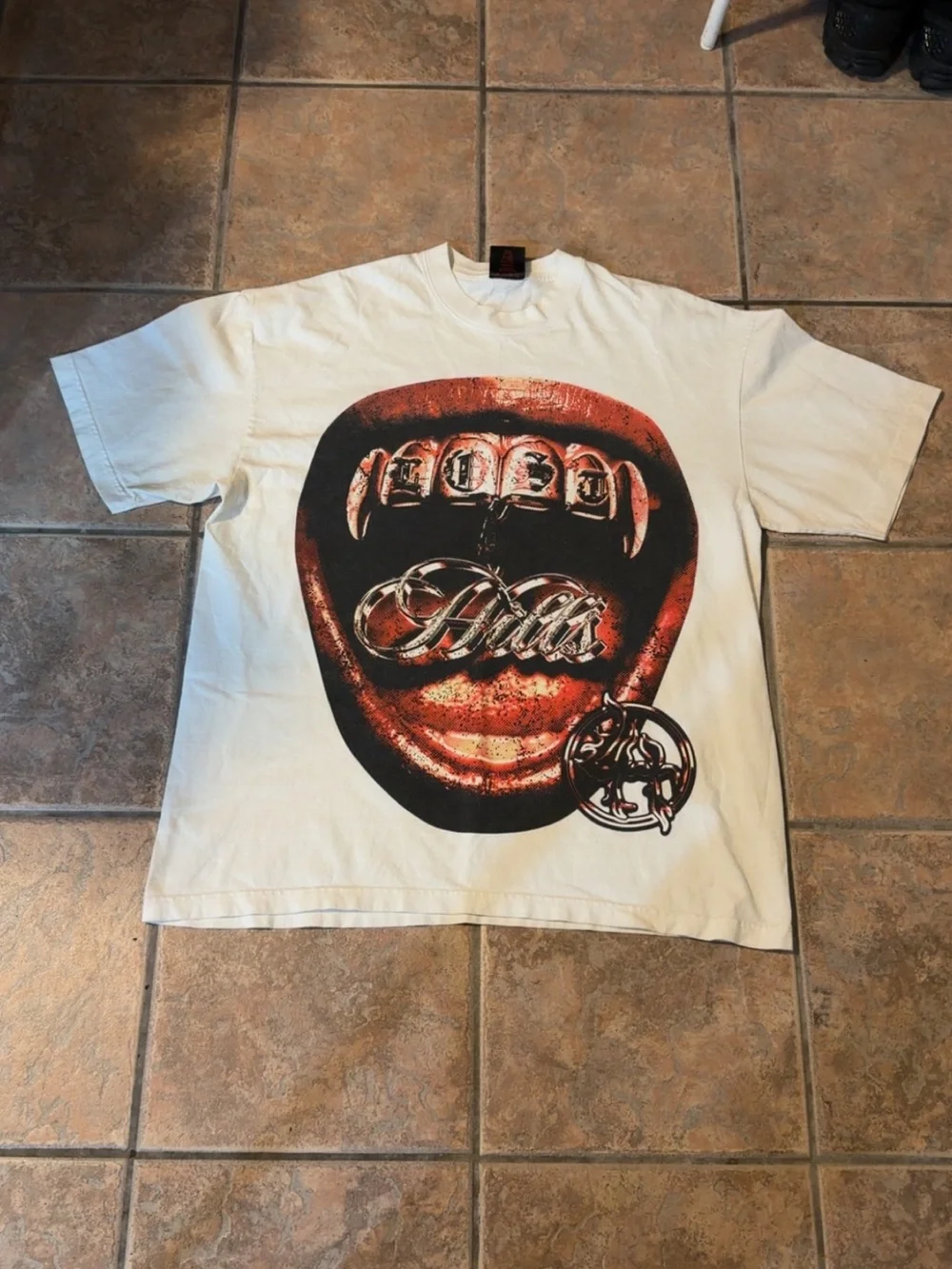 LOST HILLS White Graphic Men’s T-Shirt with Red/Black Mouth Print
